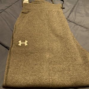 Men’s dark gray sweatpants.